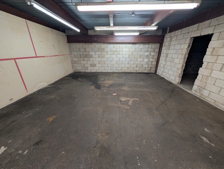 More Photos Of 192-212 Mohonua Pl, Honolulu Warehouse For Lease