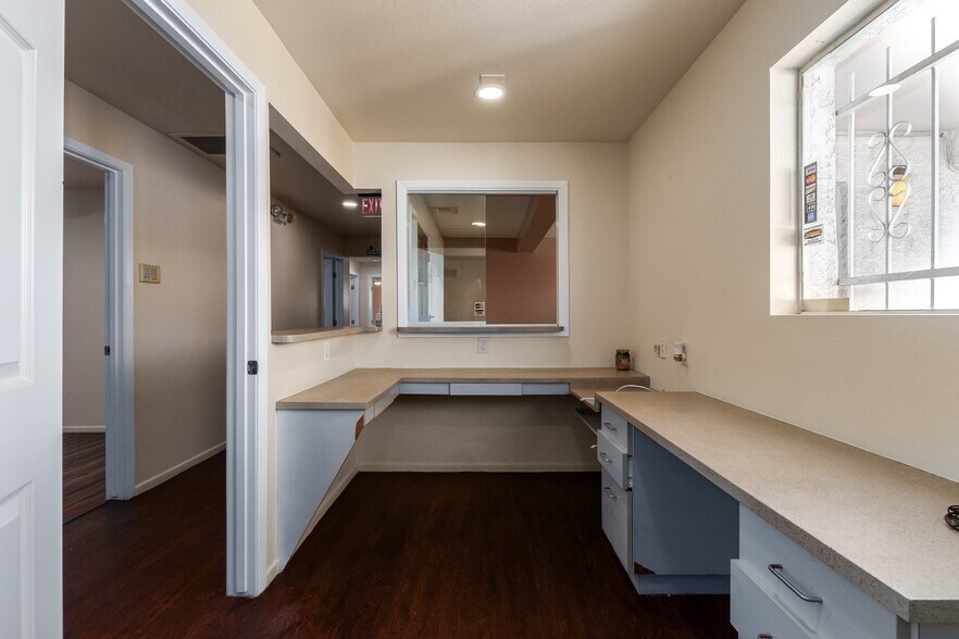 More Photos Of 2101 W Bethany Home Rd, Phoenix Office For Lease