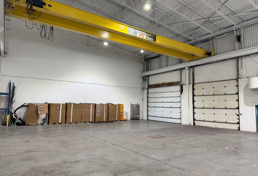 More Photos Of 9055 Boul Henri-Bourassa E, Montréal Industrial For Lease