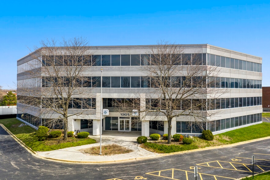 More Photos Of 1301 Basswood Rd, Schaumburg Office For Sale