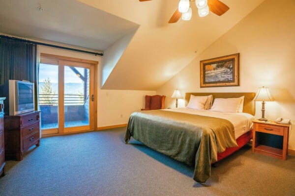 More Photos Of 41-45 Lakeshore Dr, Sagle Hotel For Sale