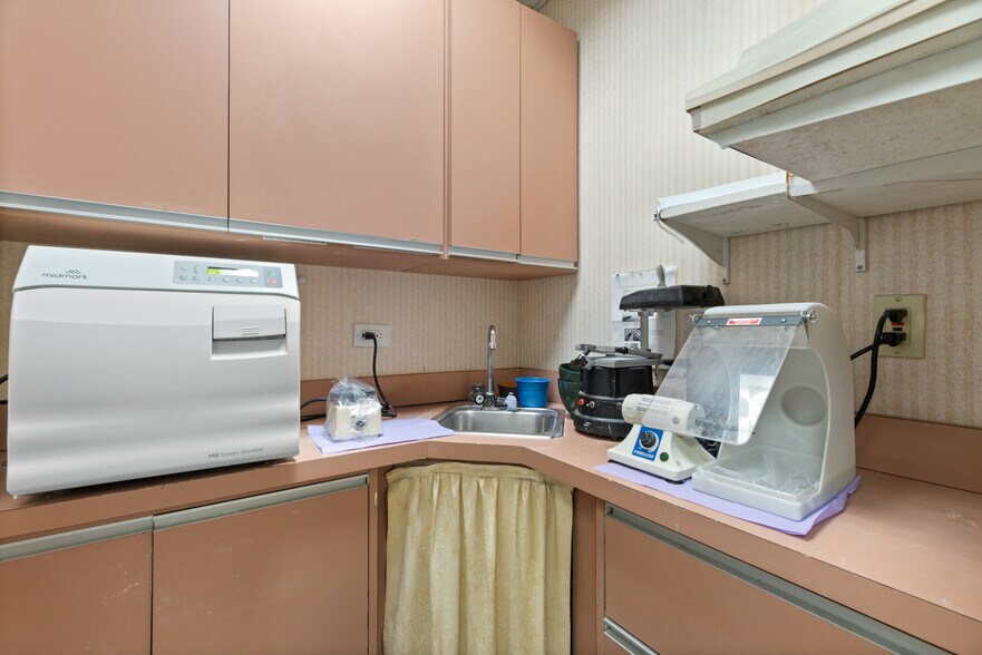 More Photos Of 9 Leonardville Rd, Middletown Medical For Lease