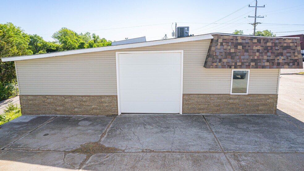 More Photos Of 414 Highway 42, Osage Beach Flex For Lease