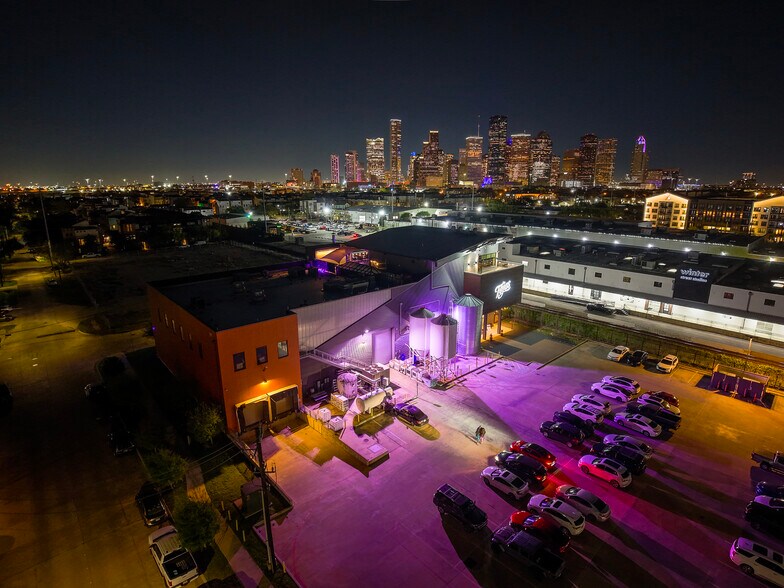 More Photos Of 2101 Summer St, Houston Freestanding For Lease