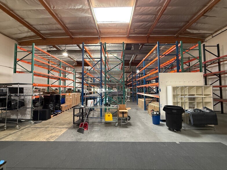 More Photos Of 2636 N Ontario St, Burbank Warehouse For Lease