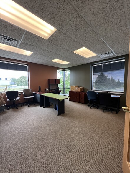 More Photos Of W223N608 Saratoga Dr, Waukesha Office For Sale