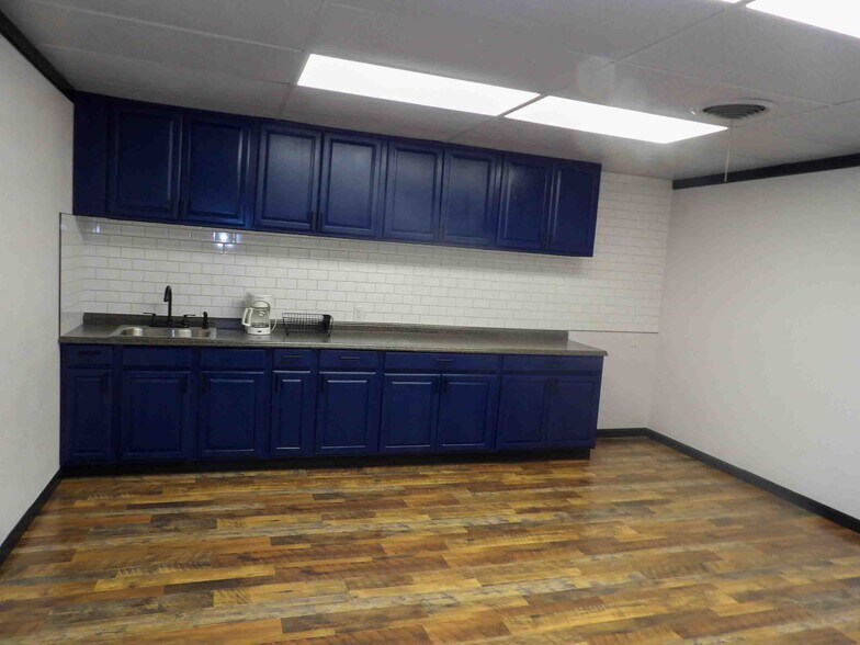 More Photos Of 400 E Jack Choate Ave, Hennessey Office For Sale