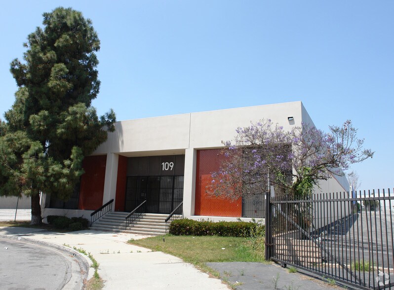 More Photos Of 109 W 134th St, Los Angeles Warehouse For Lease