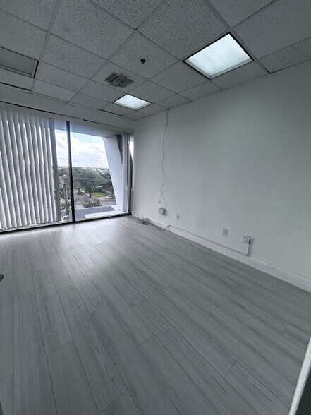 More Photos Of 900 W 49th St, Hialeah Medical For Lease