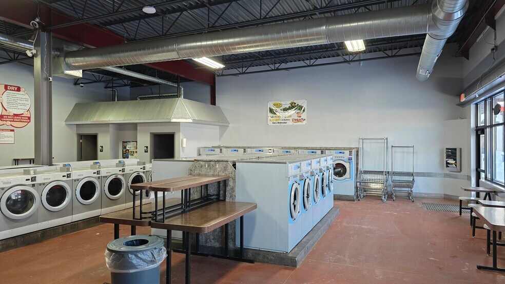 More Photos Of 3165 Wright St, Marquette General Retail For Lease