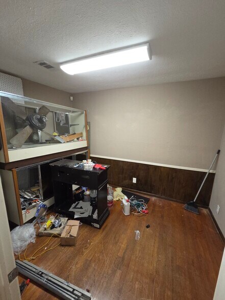 More Photos Of 8805 Lake June Rd, Dallas Office For Sale