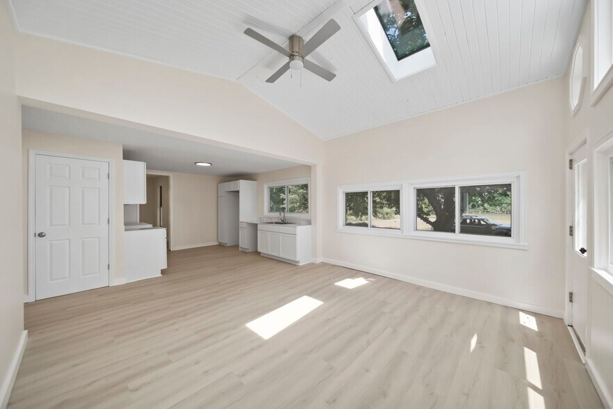 More Photos Of 15379 Howard Rd, Hanover Flex For Sale