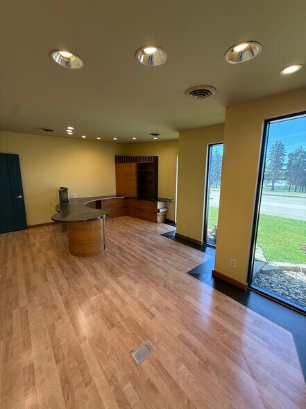 More Photos Of 1401 8th St SE, Orange City Flex For Sale