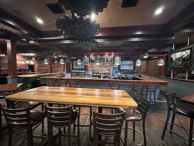 More Photos Of 423 S Union St, Traverse City General Retail For Sale