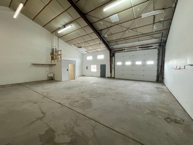 More Photos Of 701 River Dr S, Great Falls Light Distribution For Lease