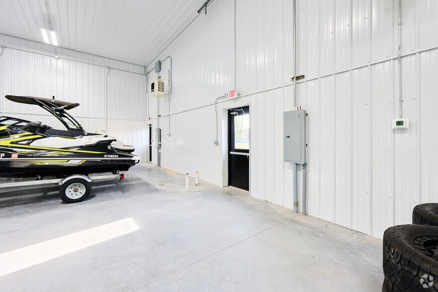 More Photos Of 10 Regency Oaks Blvd, Rochester Warehouse For Lease