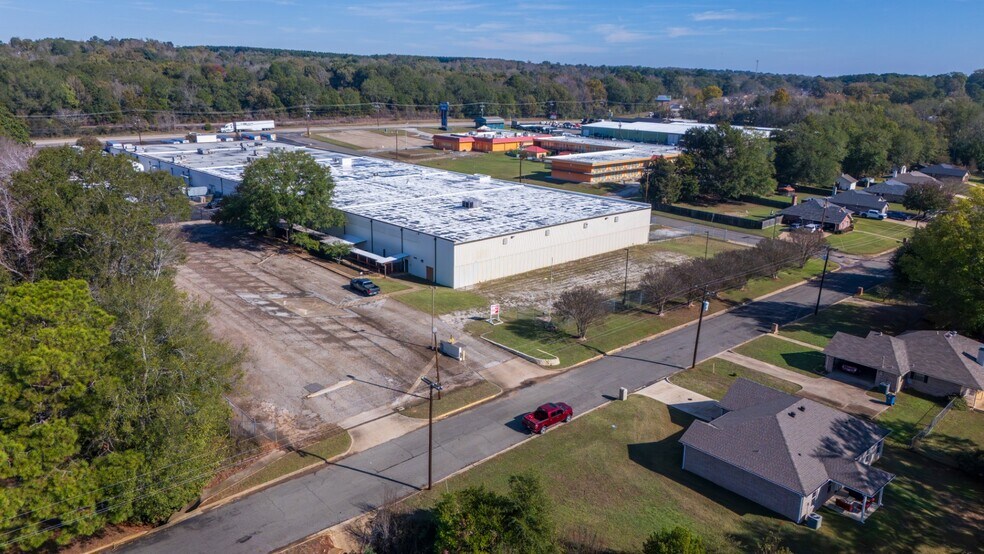 More Photos Of 806 Willowcreek Dr, Jacksonville Warehouse For Lease