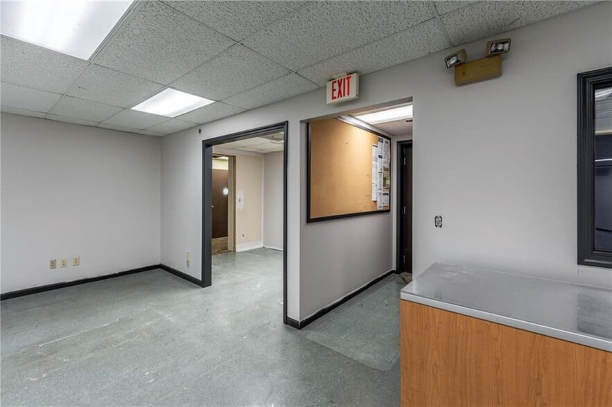 More Photos Of 2327 N Belt Hwy, Saint Joseph General Retail For Lease