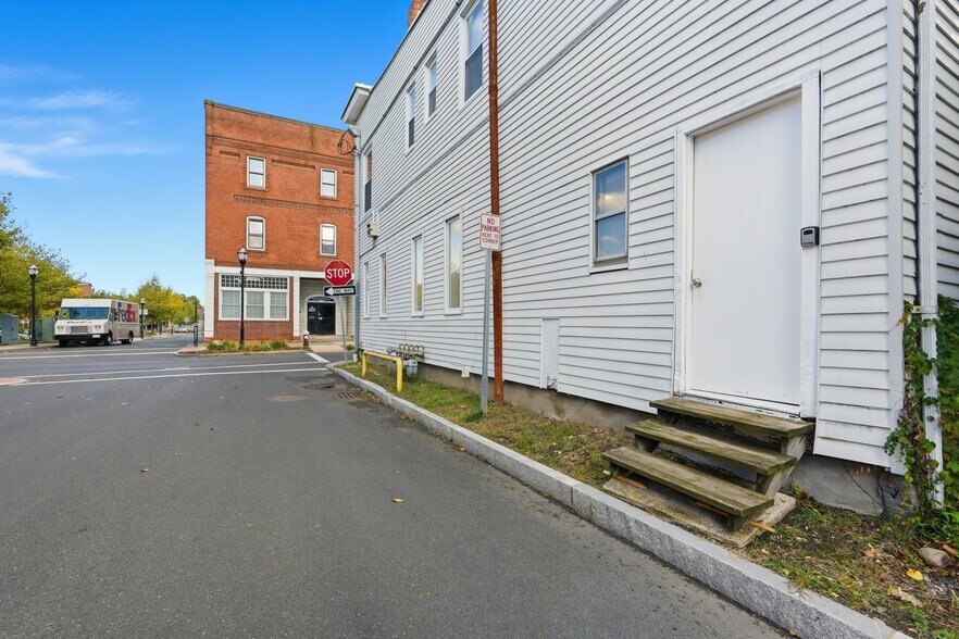 More Photos Of 22-38 School St, Westfield General Retail For Lease