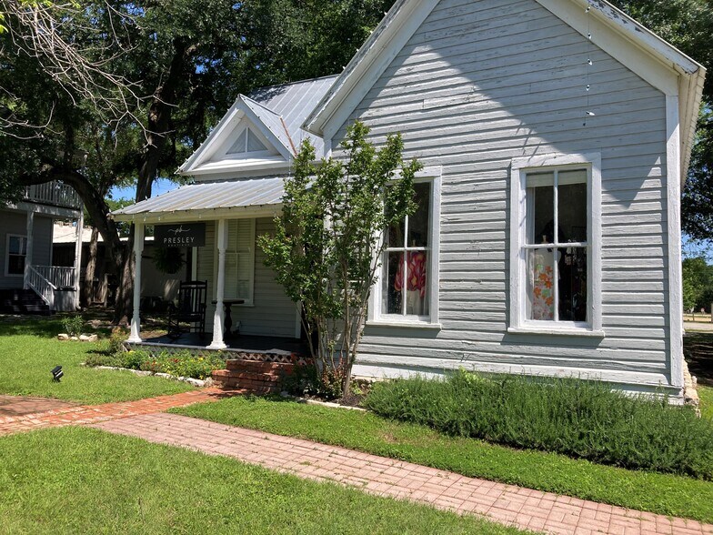 More Photos Of 7 N Main St, Salado Loft Creative Space For Lease