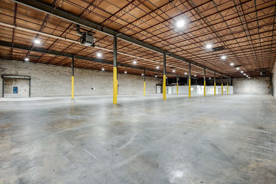 More Photos Of 1169-1171 113th St, Grand Prairie Warehouse For Sale
