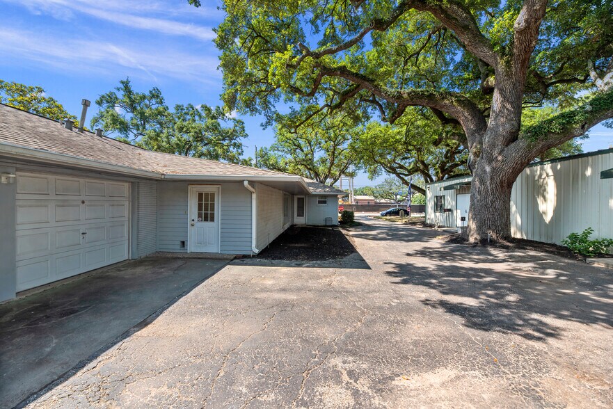 More Photos Of 1001 Avenue A, Katy Storefront Retail Office For Lease