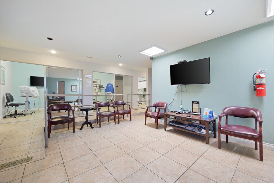More Photos Of 71956 Magnesia Falls Dr, Rancho Mirage Medical For Sale