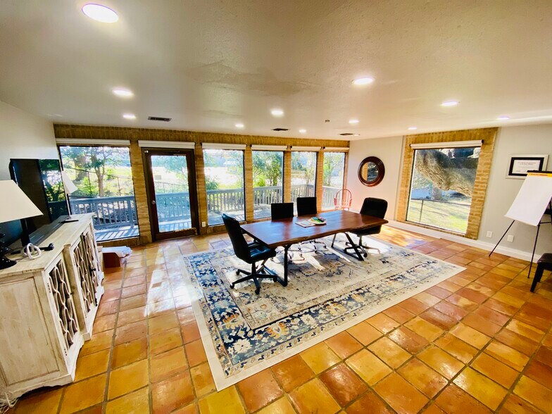 More Photos Of 1176 Business 35, New Braunfels Office For Sale