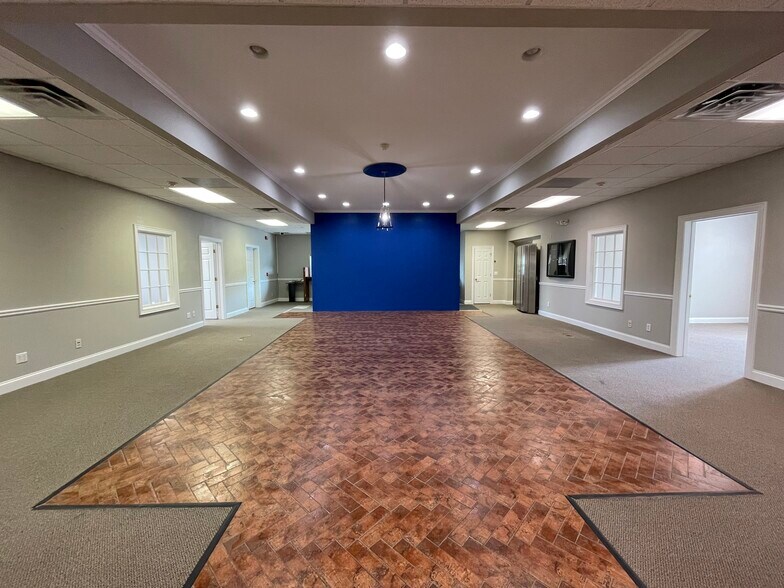 More Photos Of 100 Colony Park Dr, Cumming Bank For Sale