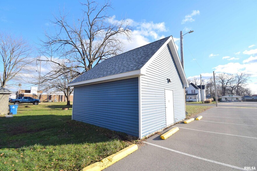 More Photos Of 102 N Park St, Sesser Restaurant For Sale