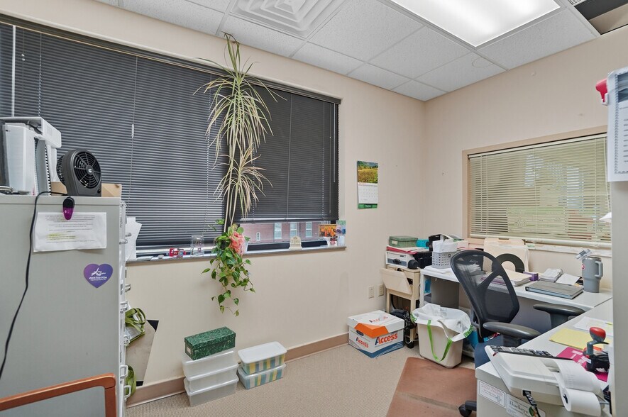 More Photos Of 916-920 W Market St, Lima Medical For Lease