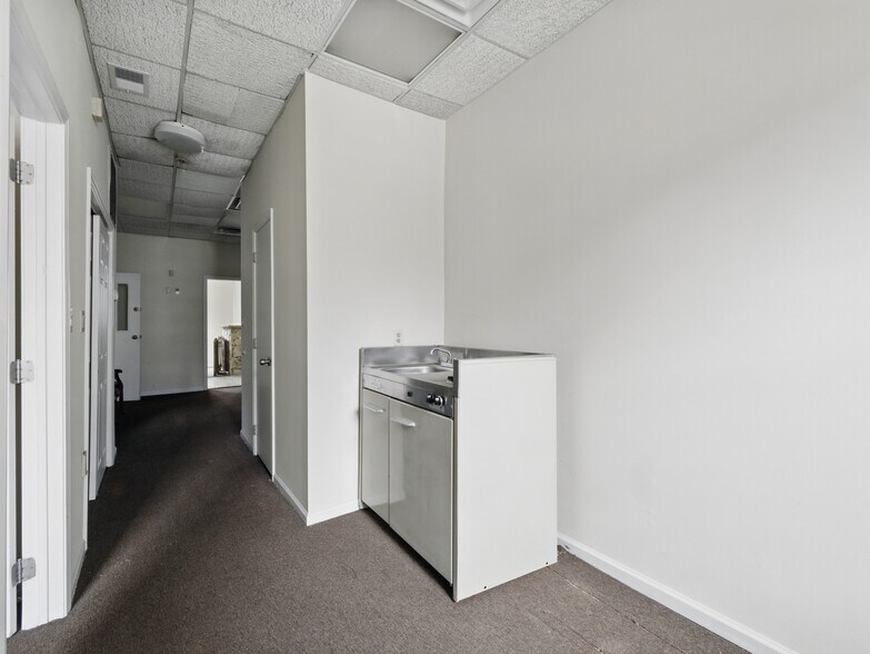 More Photos Of 16 Green St, Newark Office For Lease