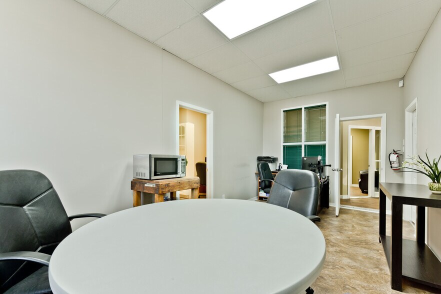 More Photos Of 716-718 Rue Short, Sherbrooke Office For Sale