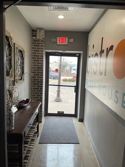 More Photos Of 109-111 S Main St, Irving Restaurant For Sale