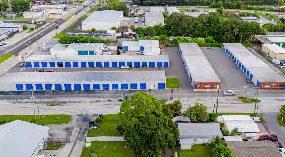 More Photos Of 1520 Peachtree St, Cocoa Self Storage For Sale