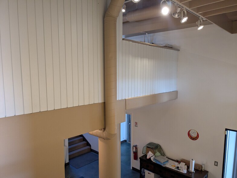 More Photos Of 6575-6577 N Avondale Ave, Chicago Service For Lease