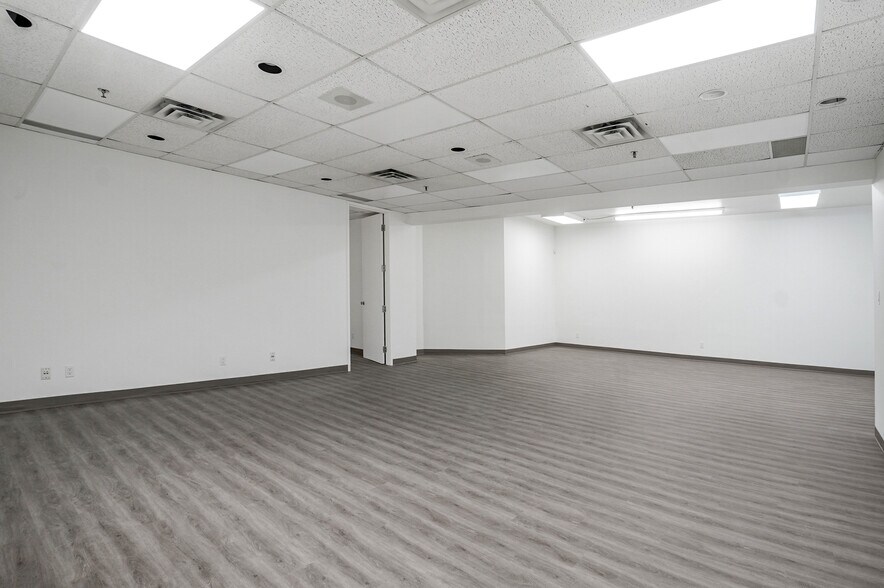 More Photos Of 115-117 Boul Brunswick, Pointe-claire Warehouse For Lease