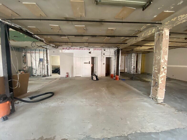 More Photos Of 694 Manhattan Ave, Brooklyn Storefront Retail Office For Lease