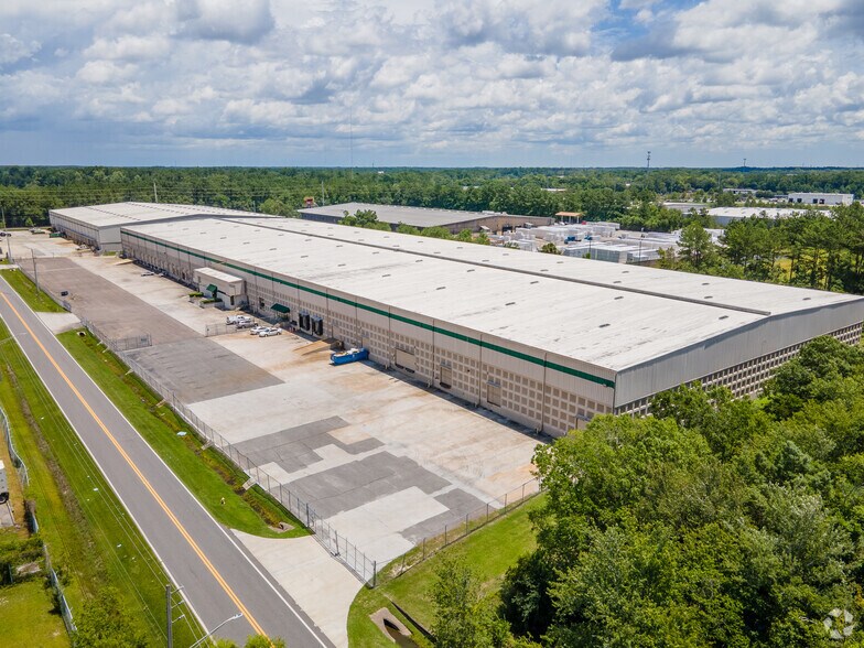 More Photos Of 2001-2003 Ellis Rd N, Jacksonville Manufacturing For Lease
