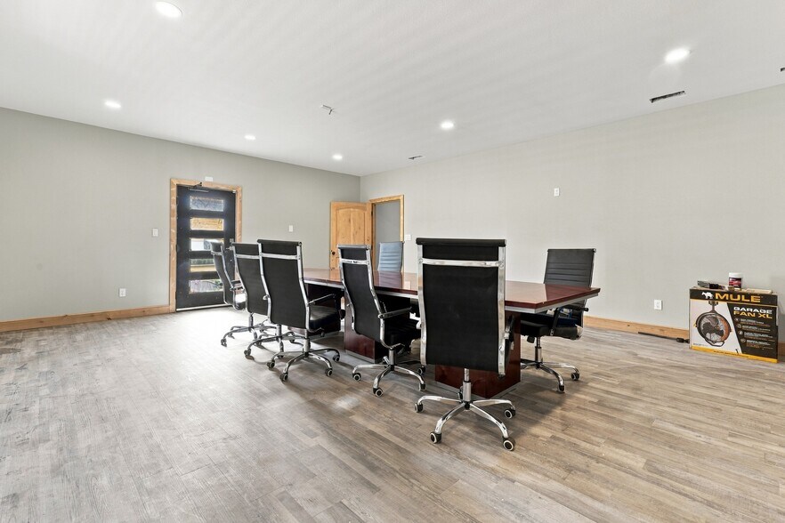 More Photos Of 1801 13th St, Levelland Light Distribution For Sale