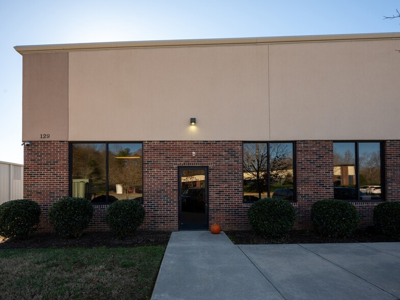 More Photos Of 129 Oakpark Dr, Mooresville Light Manufacturing For Lease
