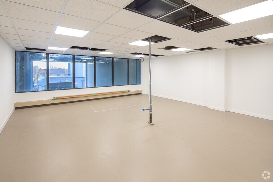 More Photos Of 621 Sheppard Ave E, Toronto Storefront Retail Residential For Lease