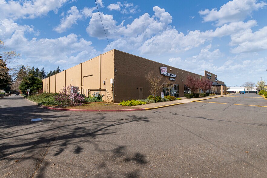 More Photos Of 4825 Commercial St SE, Salem Freestanding For Lease