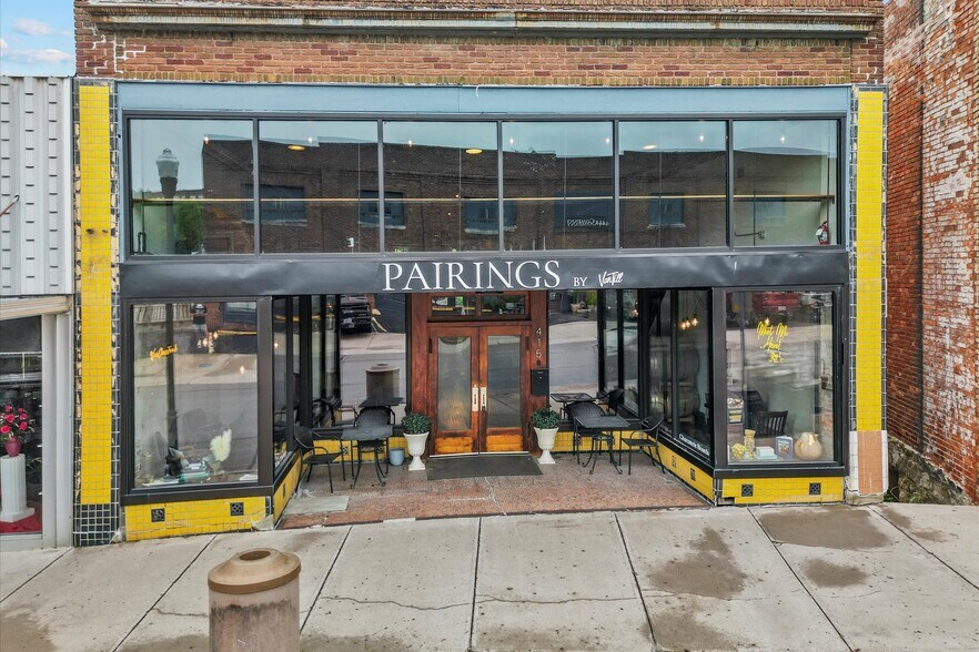 More Photos Of 415 S Thompson Ave, Excelsior Springs Bar For Sale