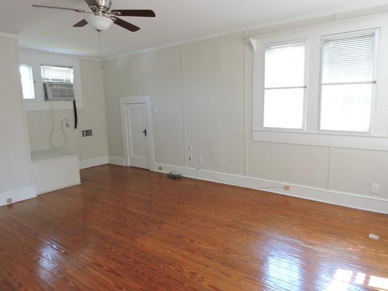 More Photos Of 2218 Mahan Dr, Tallahassee Office Residential For Sale