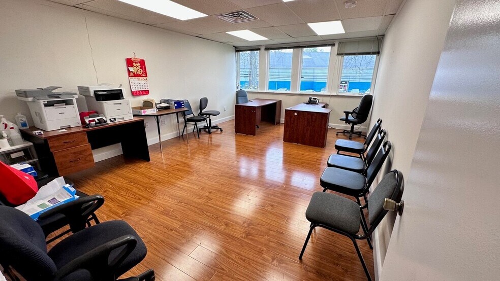 More Photos Of 1300 Industrial Blvd, Southampton Light Distribution For Sale