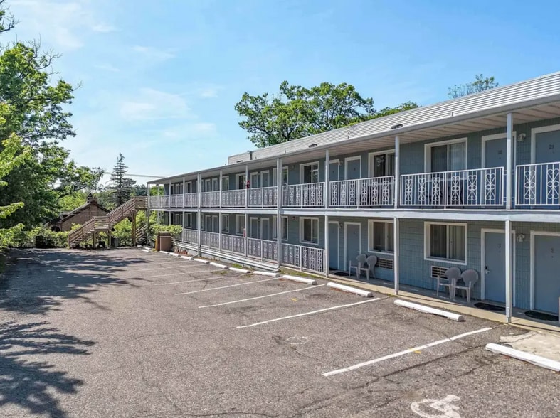 More Photos Of 211 Wisconsin Ave, Wisconsin Dells Hotel For Sale