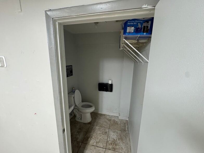 More Photos Of 2420 Concorde Dr, Fort Myers Warehouse For Lease