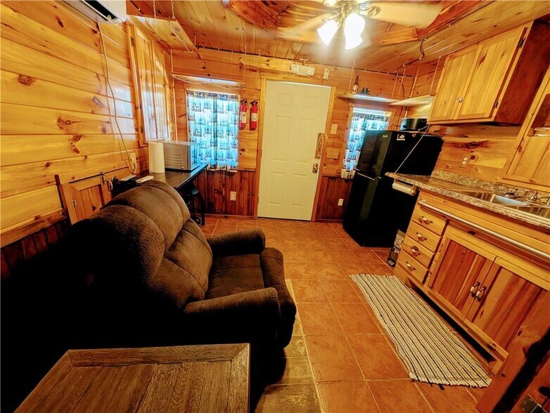 More Photos Of 74 2nd St, Moran Trailer Camper Park For Sale