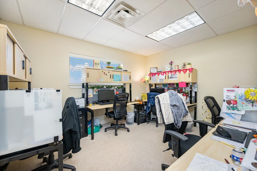 More Photos Of 140 Paloma Dr, Floresville Office For Sale